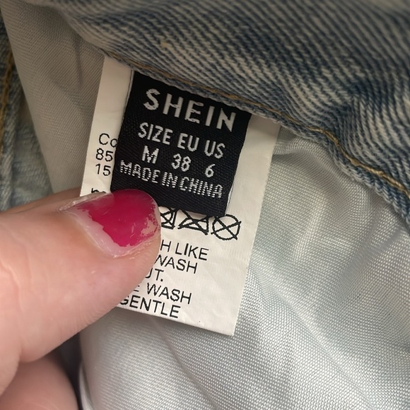 Jean Shorts Size Medium - Picture 4 of 4